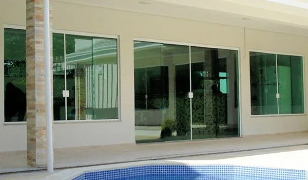Portas e janelas de vidro temperado instaladas na área da piscina